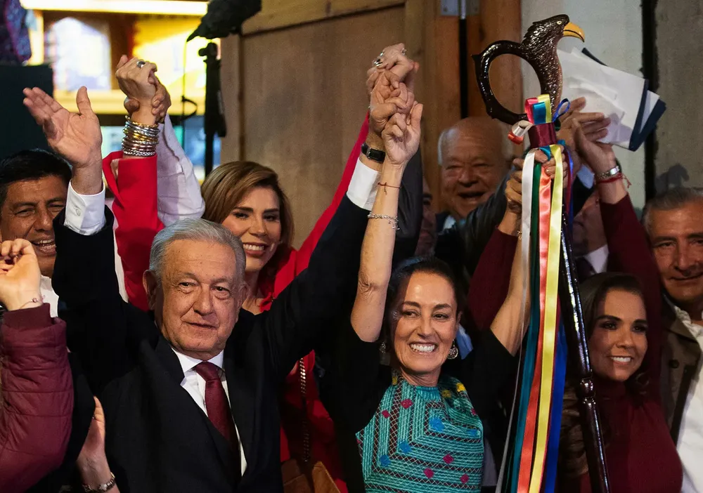 amlo-lopez-obrador-sheinbaum-baston-de-mando-1536x1078
