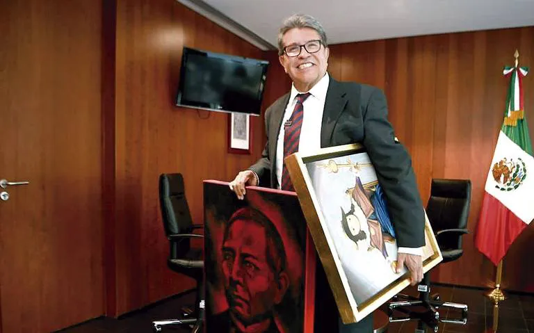 Ricardo Monreal despejando su oficina en el Senado