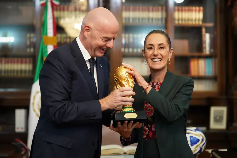 2025-08-28-PRESIDENTA-RECIBE-A-PRESIDENTE-FIFA-4