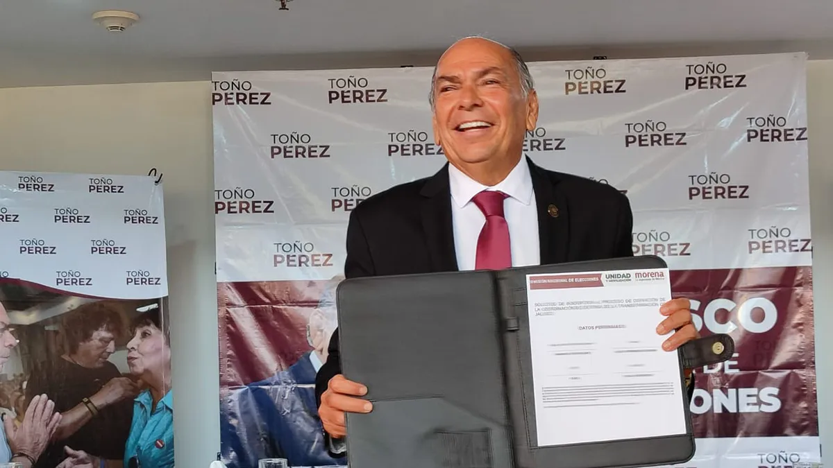 antonio-perez-garibay-con-su-registro-de-aspirante-a-la-candidatura-de-morena-a-la-gubernatura-de-jalisco