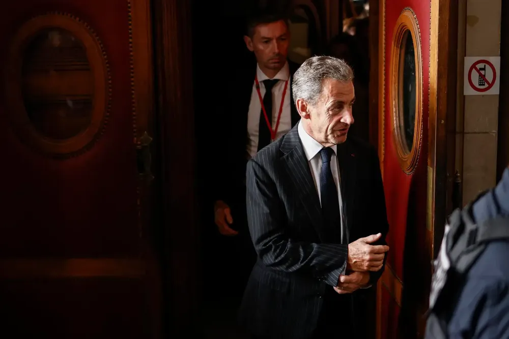 nicolas-sarkozy-al-salir-del-tribunal-de-apelacion-de-paris