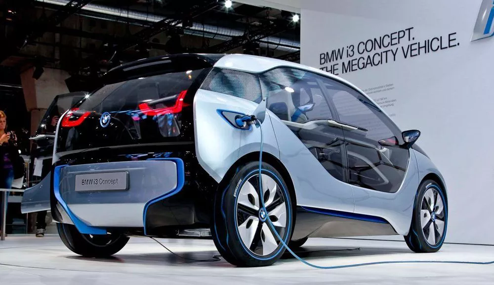 El-BMW-i3-eléctrico-alcanza-las-114-millas-de-autonomía-1000x576