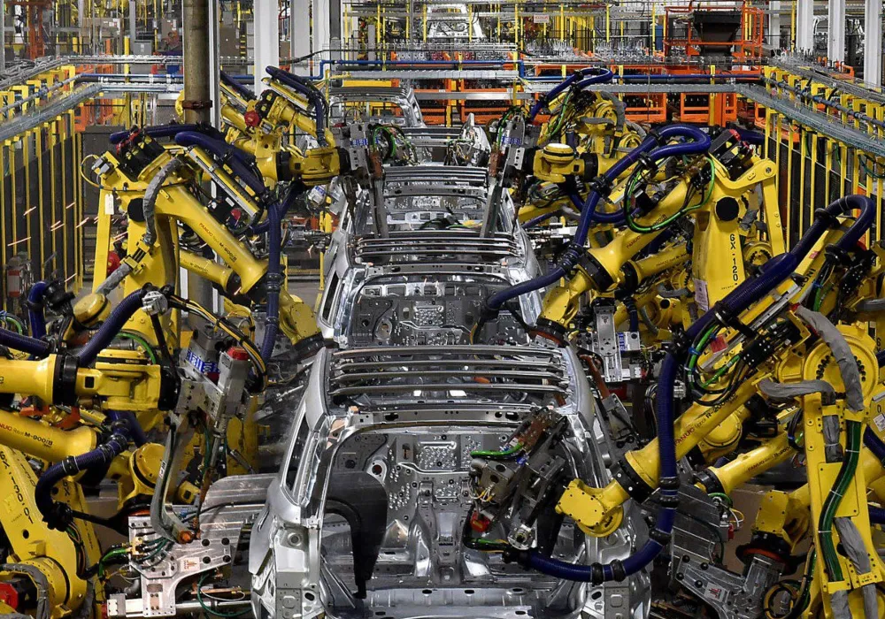 brazos-roboticos-trabajan-en-planta-ensambladora-de-autos-de-ford-1