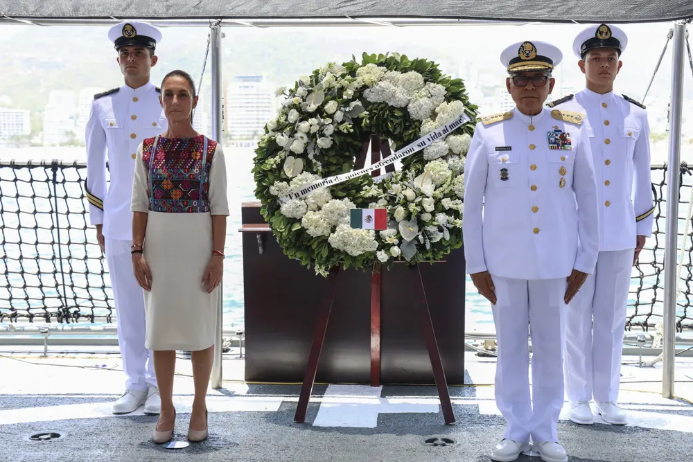 sheinbaum-rinde-homenaje-a-cadetes-fallecidos-en-accidente-de-buque-en-eeuu-1536x1024