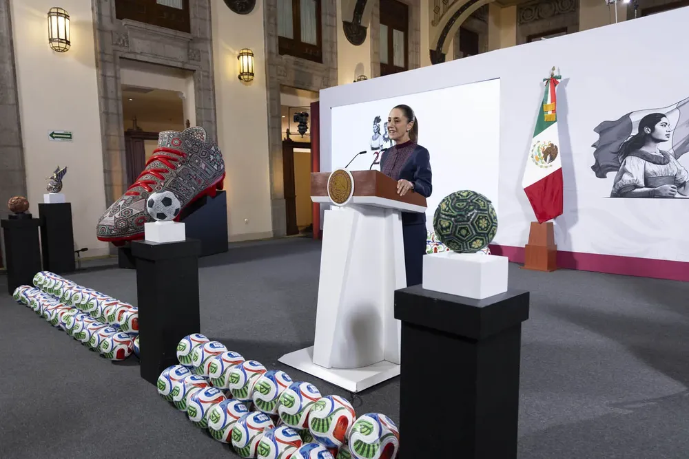 2025-11-18-Conferencia-de-prensa-matutina-Palacio-Nacional-02-JCB