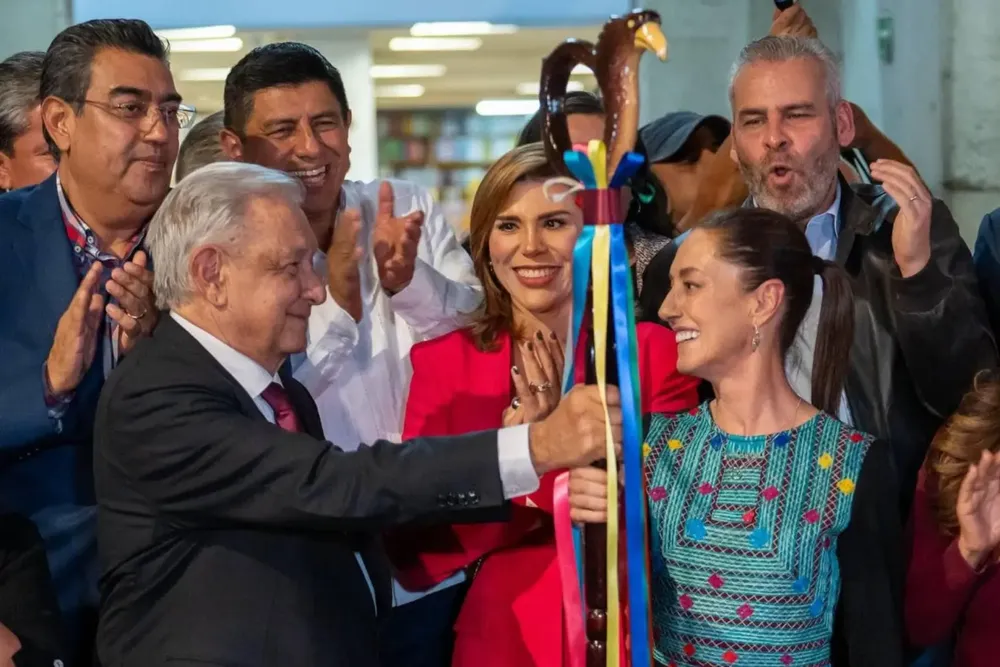 amlo-lopez-obrador-baston-de-mando-sheinbaum-2