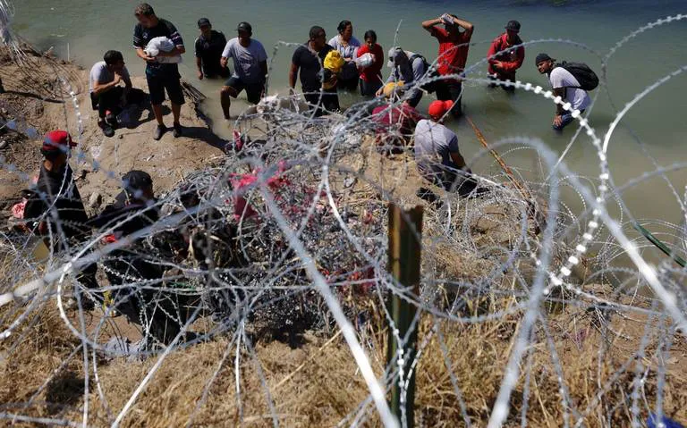 Migrantes en frontera con Texas