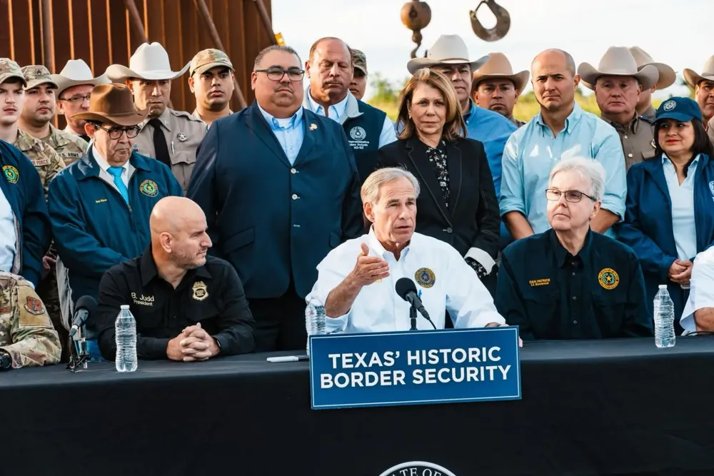 greg-abbott-texas-migrantes