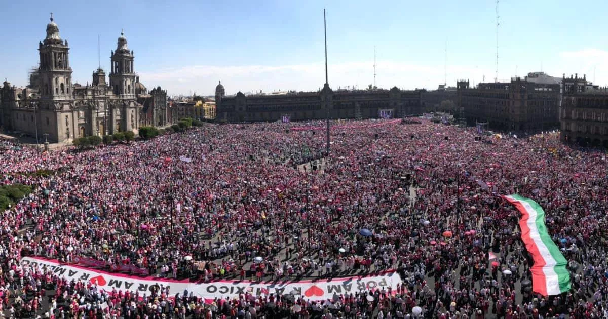 marcha-en-defensa-del-ine-llena-el-zocalo-05fc4dd0-focus-0-0-1300-866