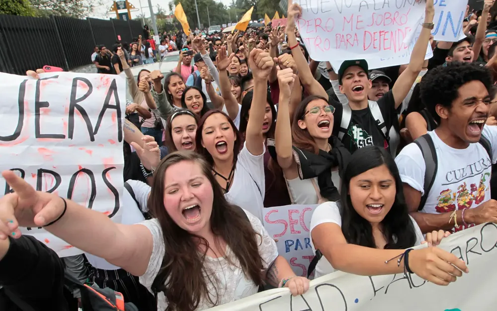 amlo-protestas-jovenes-estudiantes-reforma-poder-judicial-2